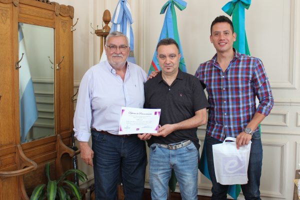 Bragado. Entrega de reconocimiento a Café Cao por sus 30 años de excelencia