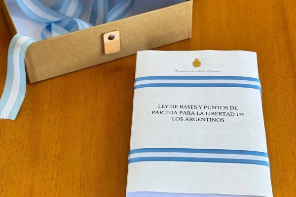 Ley ómnibus: Milei aceptó más cambios y la oposición pide la versión final
