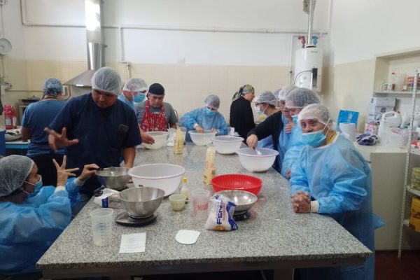 Trenque Lauquen. Los chicos del centro del día aprendieron a elaborar roscas de pascua