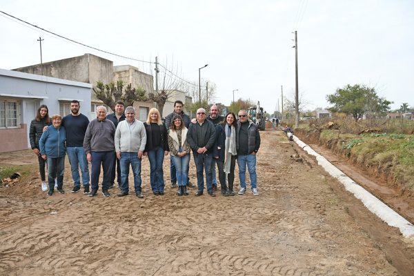 Chivilcoy. El intendente Guillermo Britos recorrió el inicio de la obra de construcción de un desagüe pluvial en calle Paso, entre 80 y 84