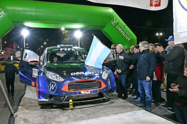 Chivilcoy. Campeonato Regional de Rally: El intendente bajó la Bandera en la largada simbólica que da inicio a la competencia