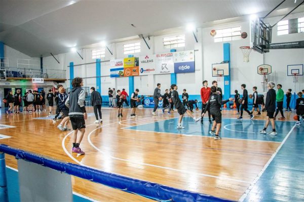 Junín. Más de 50 chicos disfrutan de un nuevo campus con la presencia de Facundo Corvalán