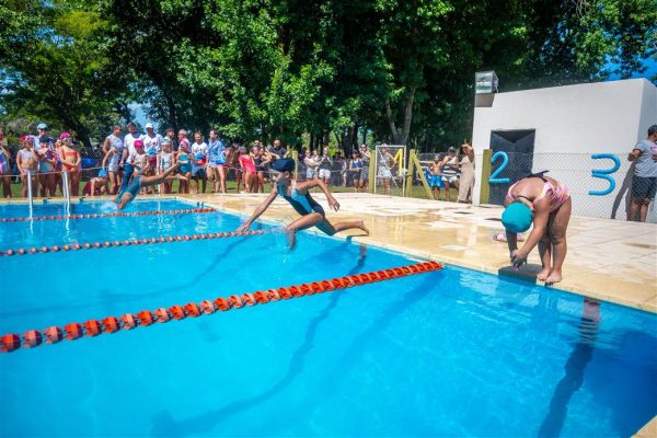 Junín. Se desarrolló con éxito el encuentro de natación con más de 300 chicos y chicas