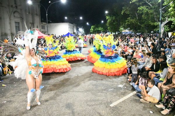 Chivilcoy. Después de la lluvia llegó la alegría: una multitud disfrutó de la primera noche de Carnaval