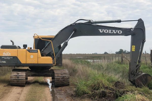 9 de julio. Continúan los trabajos de reconstrución de caminos
